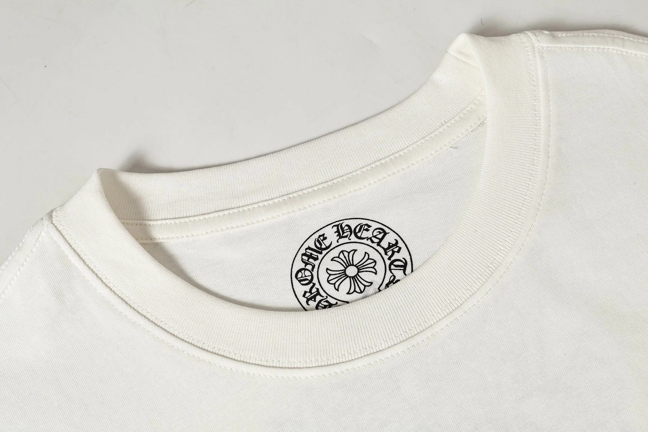 P150 Cross-border model, please do not place an order if you are pursuing quality -Chrome Hearts/Chrome Heart Cross Sanskrit foam printed short-sleeved T-shirt -High weight, high density and high quality. The wool is soft, delicate and skin-friendly. It feels soft and silky. It has excellent warmth and skin-friendly properties.
